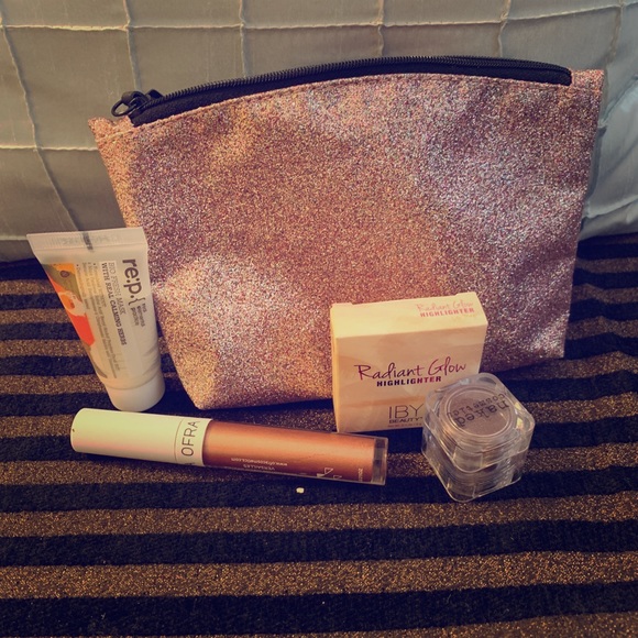 Never used makeup with new makeup bag $10 - Picture 1 of 4